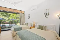 Special offering price! Exquisite 4 br villa w/private pool in gated community!