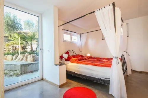 Family residence: 4 apartments and large communal area, pool and garden