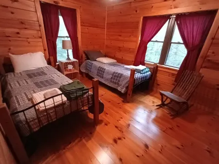 Beautiful Rustic Cabin - PSU Football - State Parks - Sleeps 6 to 8