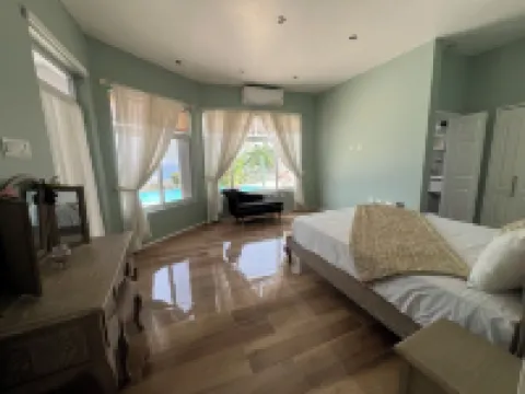 Crystal Resort. 5 mins from beach, 15 Mins to Ocho Rios Centre , Secure, CCTV.