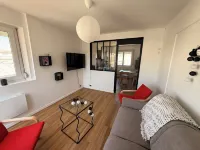 Spacious 2-bedroom apartment with sea view, 100 metres from the beach and shops