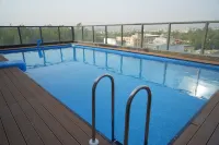 Ramada Encore by Wyndham Chandigarh Zirakpur - piscina