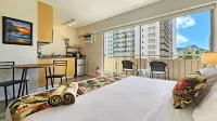 Comfortable King Bed Waikiki Studio 2 mins walk to Beach with WiFi & AC