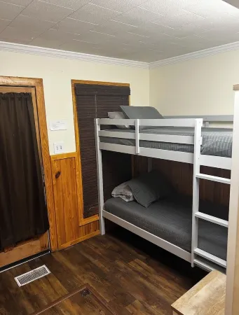 Drive up & park 6 ft from this clean, equipped houseboat in Cypress Cove Marina Отели в г. Плакеминс Пэриш