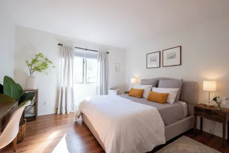 Outdoors/hiking mountain getaway with AC, WiFi