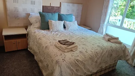 2-Bed Luxury Lodge at Bideford Bay within walking distance of Clovelly Отели рядом с достопримечательностью «The Burton at Bideford Art Gallery and Museum»