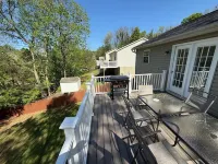 Spacious 5-bedroom house with WiFi, AC in charming Front Royal