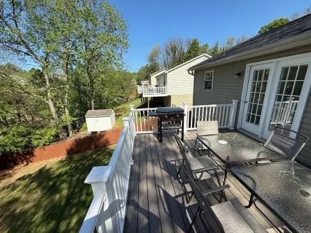 Spacious 5-bedroom house with WiFi, AC in charming Front Royal