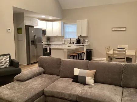 Brand new beautiful, quiet, and spacious 3-bedroom house next to Pickwick Lake Отели рядом с достопримечательностью «Парк штата Пиквик Ландинг»