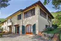 Stunning villa, Tuscan hills near Florence, private infinity pool, large hot tub Hotel a Pontassieve