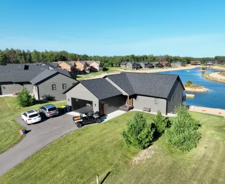 Modern 4 bedroom Lake House on Private Lake near WI Dells/Castle Rock Lake