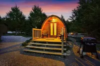 Cute European Bungalow Cabin w/Hot Tub. 1 Double Bed