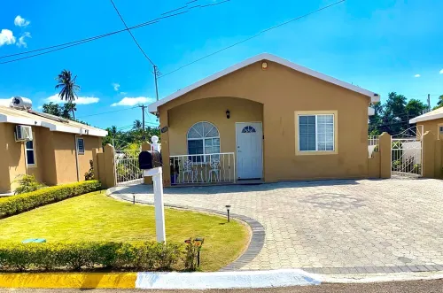Hidden Gem, Cozy 2-bedroom house with WiFi, AC, Private Pool In Portmore Hotels in Hellshire