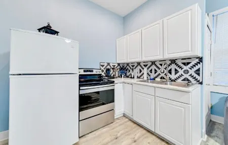 Free Parking - Convention - Short North - Free Parking - Queen Bed Отели рядом с достопримечательностью «Большой Колумбийский Конвенционный Центр»