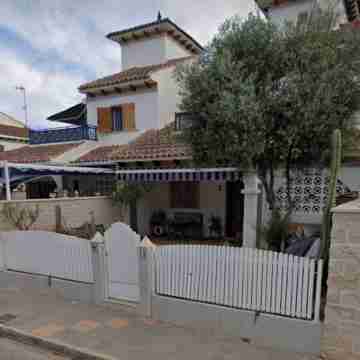 Semi-detached house very close to the beach of Mil Palmeras. Ideal for families. Hotel Exterior