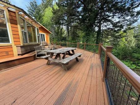 Home on South Slough Отели рядом с достопримечательностью «Cape Arago Lighthouse»