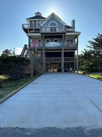 Welcome to Wreckless! Beautiful home with AC and WIFI in delightful Avon