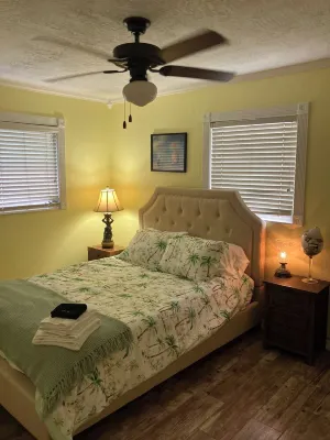 Boho Beachy getaway with large backyard nestled between downtown and the beach Hotel a South Bradenton