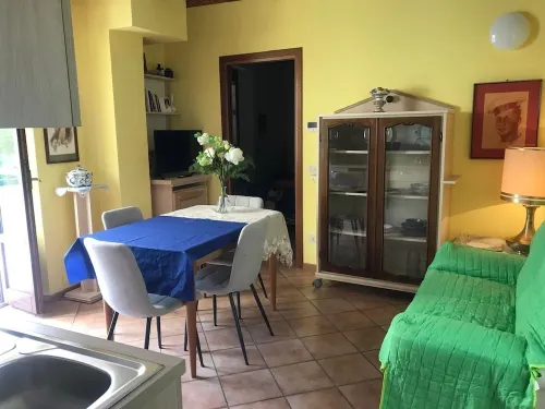 Vacation House Gerenzone Quiet apartment with large, well-exposed terrace.