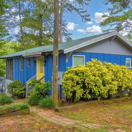 Charming 2-bedroom cabin in beautiful Mountain Rest on Lake Becky