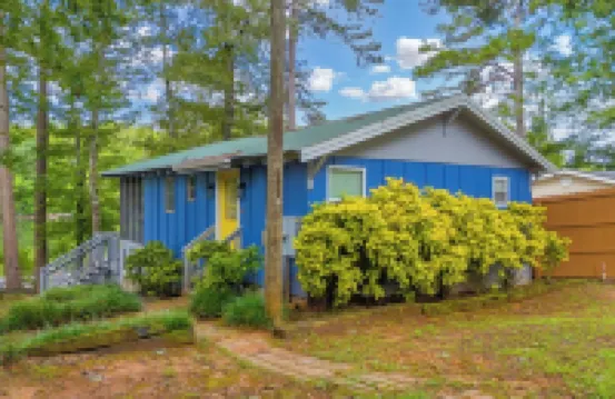 Charming 2-bedroom cabin in beautiful Mountain Rest on Lake Becky