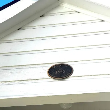 Cottage next to historical home in Lake Oswego