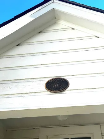 Cottage next to historical home in Lake Oswego Отели рядом с достопримечательностью «Лейк-Освего Сениор Хай Скул»