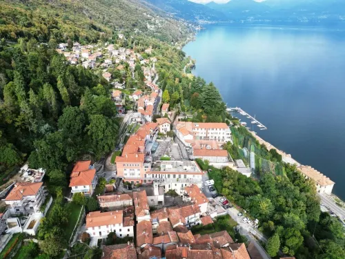 Vacation apartment / studio on Lake Maggiore with two terraces Hotels in Ghiffa