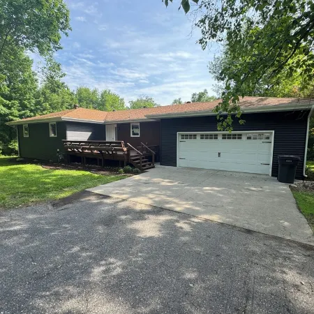 Dockside Retreat on the Canal on Lake Bemidji- 4BR, 3BA-Hot Tub-Fireplace!