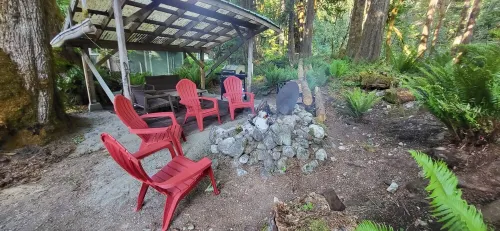 Newly remodeled off grid river cabin with full services including WiFi