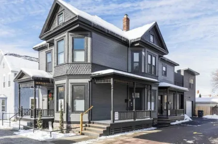 Beautiful+Modern Flat: downtown, parking, laundry