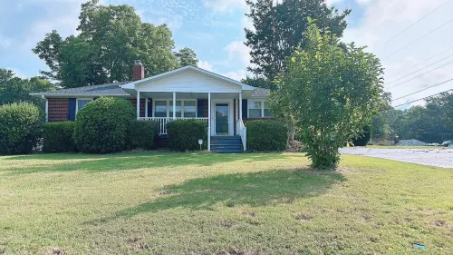 Beautiful and convenient house Hotels in Duncan