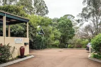 Heritage Trail Lodge - parking