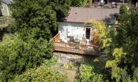 Beautiful studio with private deck & parking Hotels in fremont