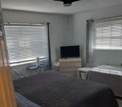 Charming studio with AC, WiFi in lovely Lauderdale Lakes