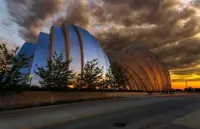 Modern Home in Natures Warmth with Great Location