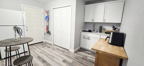 -Modern attached en-suite     -shared pool                             -Orlando Hotels in Pine Hills