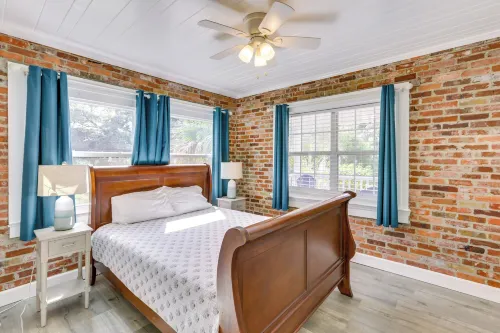 2 Mi to Mashes Sands Beach: Quiet Home w/ Dock! - parking