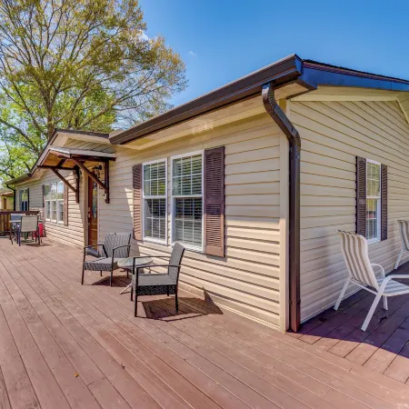 Fire Pit and on-Site Fishing! Pensacola Family Home