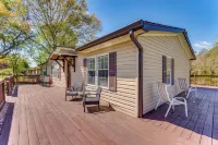 Fire Pit and on-Site Fishing! Pensacola Family Home - 비치