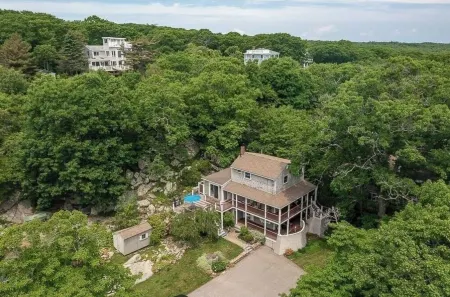 Walk to Good Harbor and Long Beach -Vacation Home