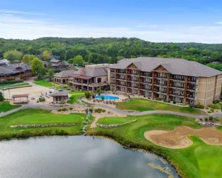 Enjoy views of Old Kinderhook 14th green, in 4 bedroom king bed - 6 bath home 拉塞爾酒店