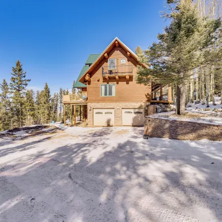 'Burning Sky Lodge': Private Hot Tub & Ski-in/Out
