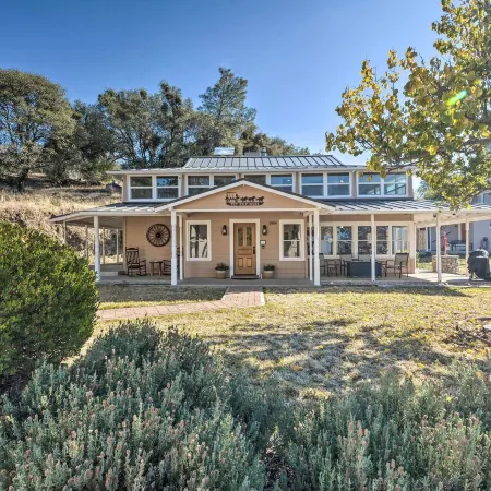 Historic Mariposa Stagecoach Stop w/ Gas Fire Pit!