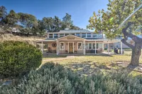 Historic Mariposa Stagecoach Stop w/ Gas Fire Pit! - spa