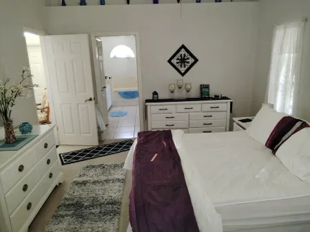 Modern 3 bedroom detached pool home on beautiful canal. 2 Children free