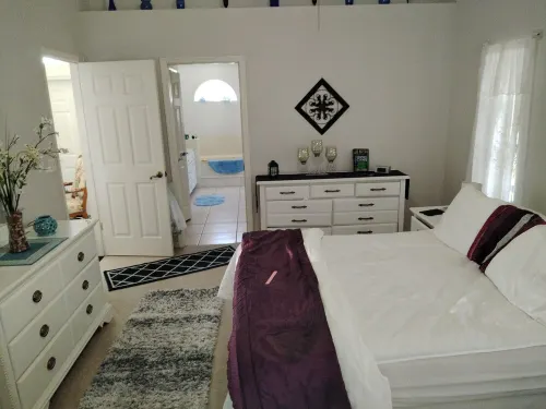 Modern 3 bedroom detached pool home on beautiful canal. 2 Children free