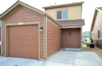 Modern 2 Bedroom Townhome, 1.5 Bathrooms, 1 Car Garage with Level 2 EV Charging Hotel a Loveland