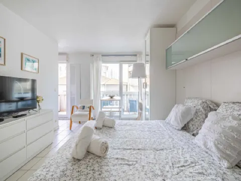 Charming Studio with balcony & pool -Heart of Nice Hotele w: Fabron