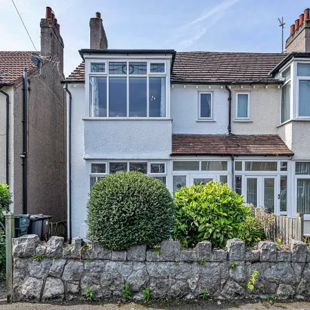 Cottage in Rhos-on-Sea near Sandy Beach